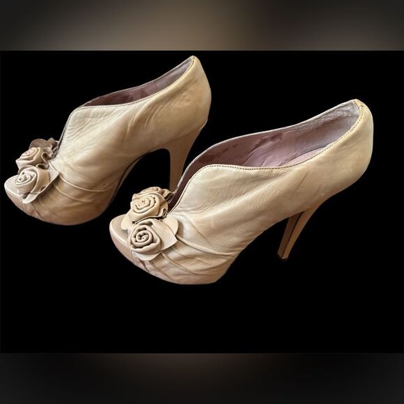 Vince Camuto Heels with Floral Detail - Picture 4 of 6